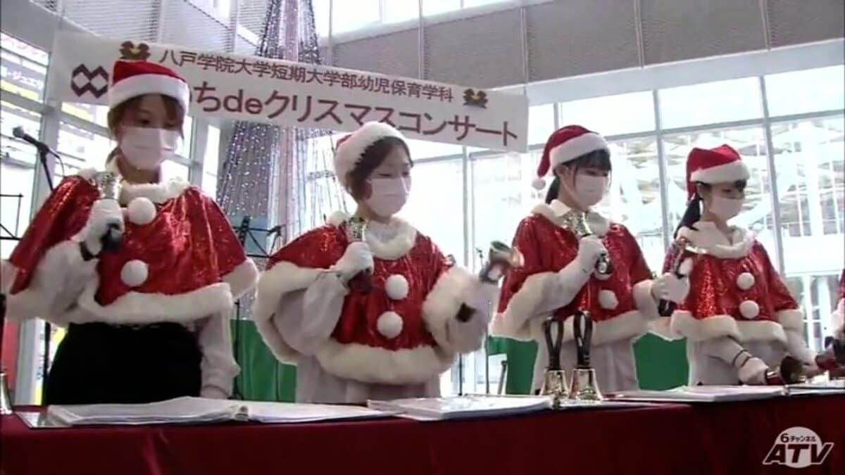 クリスマスイブにサンタの衣装で素敵な音色 青森県八戸市で短大生が