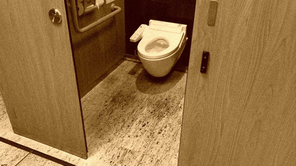 高速道路のサービスエリアのトイレでお尻から大量に出血し、痙攣している男性…「床一面にサラサラとした血が…」居合わせた人たちの行動に反響　高速バスの10分休憩で対応し、時間が過ぎてしまったけれど…「日本は良い国、すごい国」