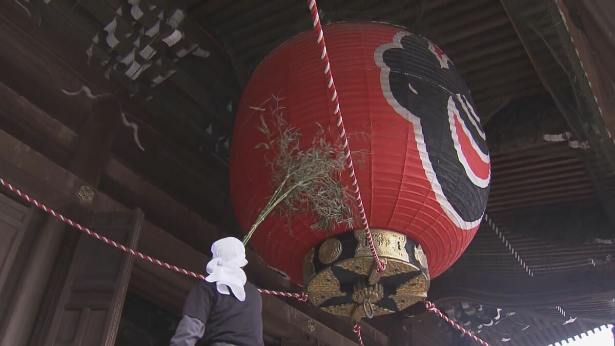 豊川稲荷で年末恒例の｢大すす払い｣ 150万人ほどが訪れる初詣を前に大小90のお堂で 仏具も1つ1つ磨いてピカピカに 愛知