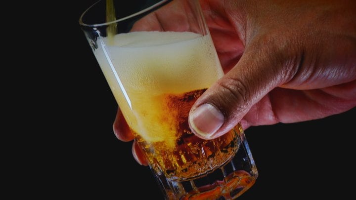 「飲む量によっては次の日になっても、お酒が残って危険な運転に」酒が抜けるまでの時間は…？医師に聞く