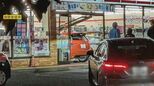 コンビニに車突っ込む　運転手の男は包丁など持ち歩き回り…警察官は威嚇発砲、銃刀法違反で現行犯逮捕|TBS NEWS DIG