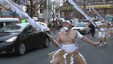 盛岡駅の周辺で裸参り さらしに腰みの姿の男衆が地域の発展願い寒さに耐えながら練り歩く|TBS NEWS DIG