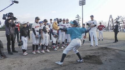 ロッテ岩下大輝投手 “ふるさと大使”務める石川・内灘町で野球教室