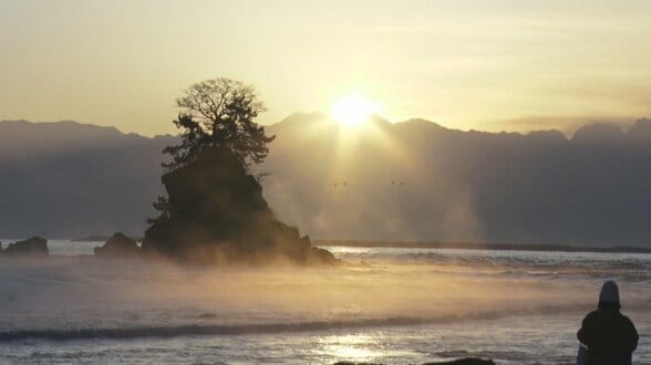 冬の富山湾と立山連峰をバックに「気嵐」雨晴海岸の風物詩　氷点下の朝　霧が広がる幻想の世界　|　富山のニュース｜天気・防災｜チューリップテレビ