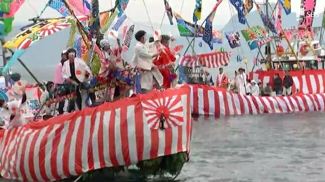 “天下の奇祭”大瀬（おせ）まつり開催「チャンチャラオカシ、チャラオカシ♪」女装をした海の男たちが船の上で踊る＝静岡・沼津市|TBS NEWS DIG