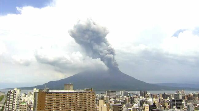 桜島で爆発的噴火　噴煙3300メートル　灰は北西の鹿児島市吉野方向へ|TBS NEWS DIG