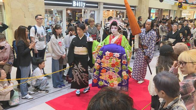 重厚な衣装で「外八文字」を披露 下関の伝統行事「先帝祭」・・・あいにくの雨も会場は熱気|TBS NEWS DIG
