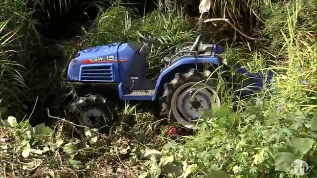 「川に農耕用トラクターが転落し、車体の上の部分に足が引っ掛かった逆さづり状態の人がいる」運転中に転落か　87歳の男性が死亡　青森市|TBS NEWS DIG