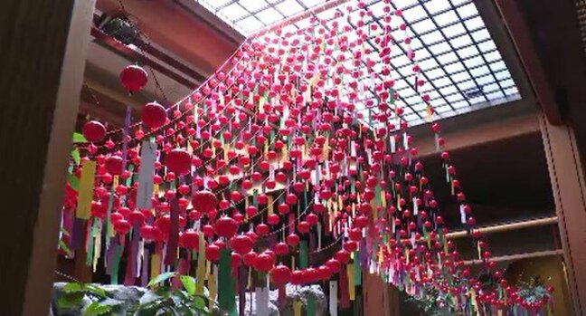 旅館のロビーに響く涼しげな音色…長野・阿智村の昼神温泉の旅館に約1000個の風鈴「爽やかで涼しげな感じでした…」|TBS NEWS DIG
