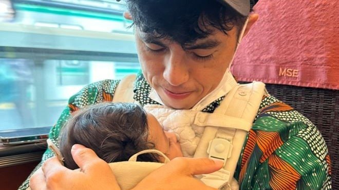 【小島よしお】愛息とお出かけ「ぐっすり寝ています」電車内の客席で抱っこの光景に好リプライ続々|TBS NEWS DIG