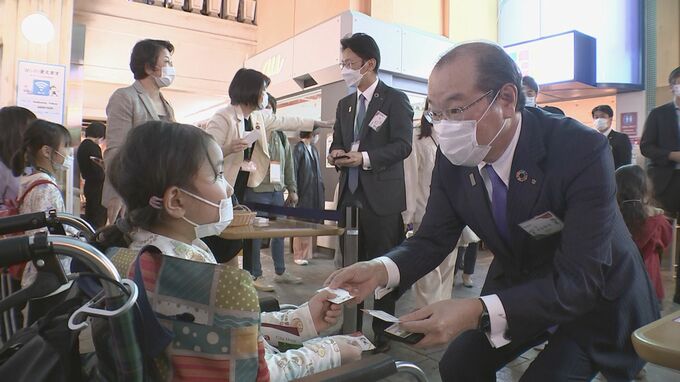 シングルマザーの親子にクリスマスイベントをプレゼント！「キッザニア東京」に約920人無料招待！物価高が深刻さ増す中でシングルマザーの7割クリスマスイベントできず