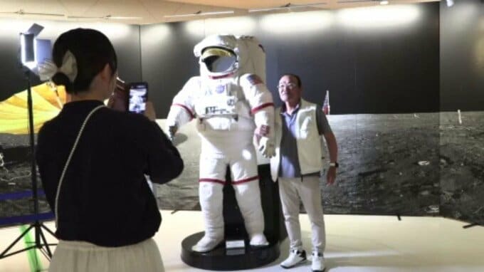 小惑星探査機「はやぶさ2」の模型に宇宙服のレプリカ  展覧会「わたしと宇宙展生命の地球と共に」 愛媛県・今治市|TBS NEWS DIG