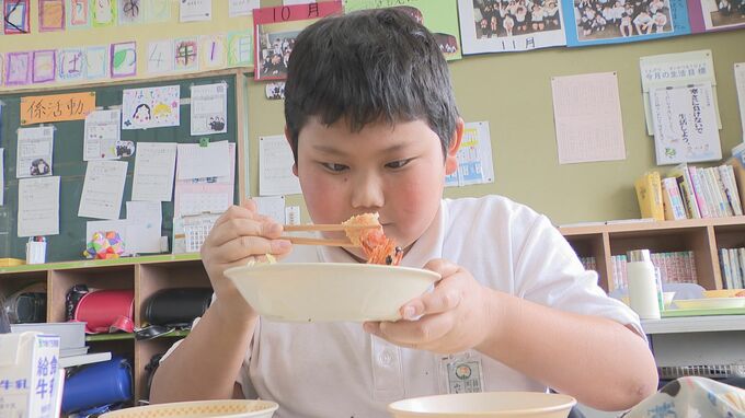 「中はプリプリ！外はめっちゃカリカリ！」地域自慢の味「クルマエビ」が給食に　|　山口のニュース・天気・防災｜tys NEWS｜ｔｙｓテレビ山口
