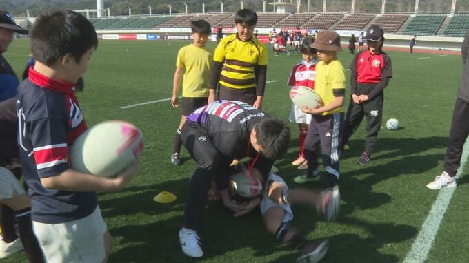 選手たちがいろいろ教えてくれた　ラグビー・リーグワン　中国電力レッドレグリオンズの選手が小中学を指導　山口県山口市|TBS NEWS DIG