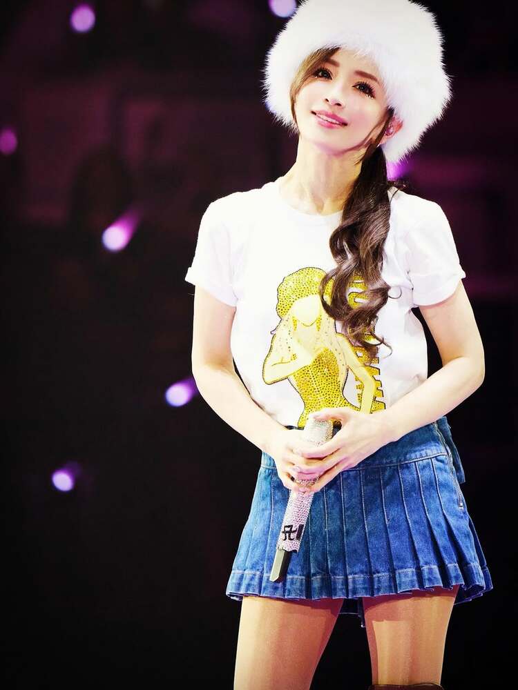 浜崎あゆみ 】 「東京公演まで、あと3日」 白いファー帽子とデニム