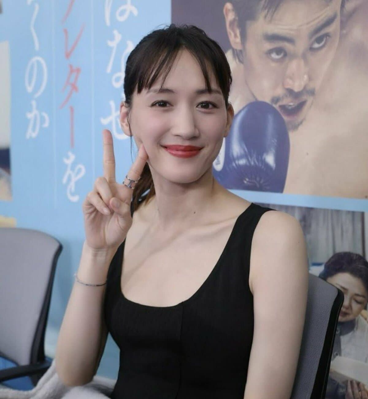 綾瀬はるか 】 黒のノースリーブ姿で 最新作オフショット公開 41歳の