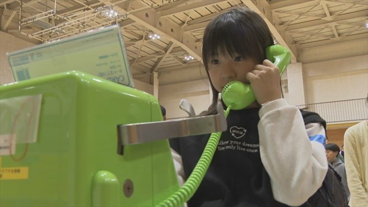 小学生の9割が公衆電話の使い方を知らず 長坂小児童が公衆電話の使い方