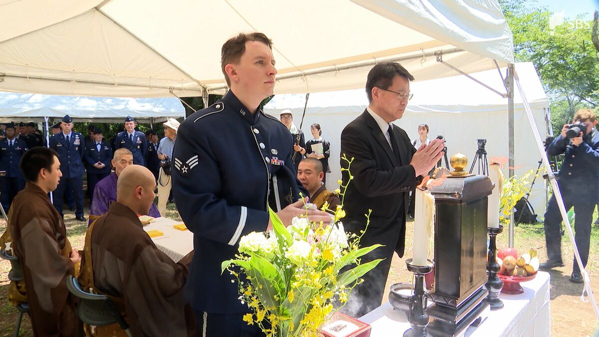 墜落したB29搭乗員の水筒でウィスキー捧げる 約2000人が犠牲になった