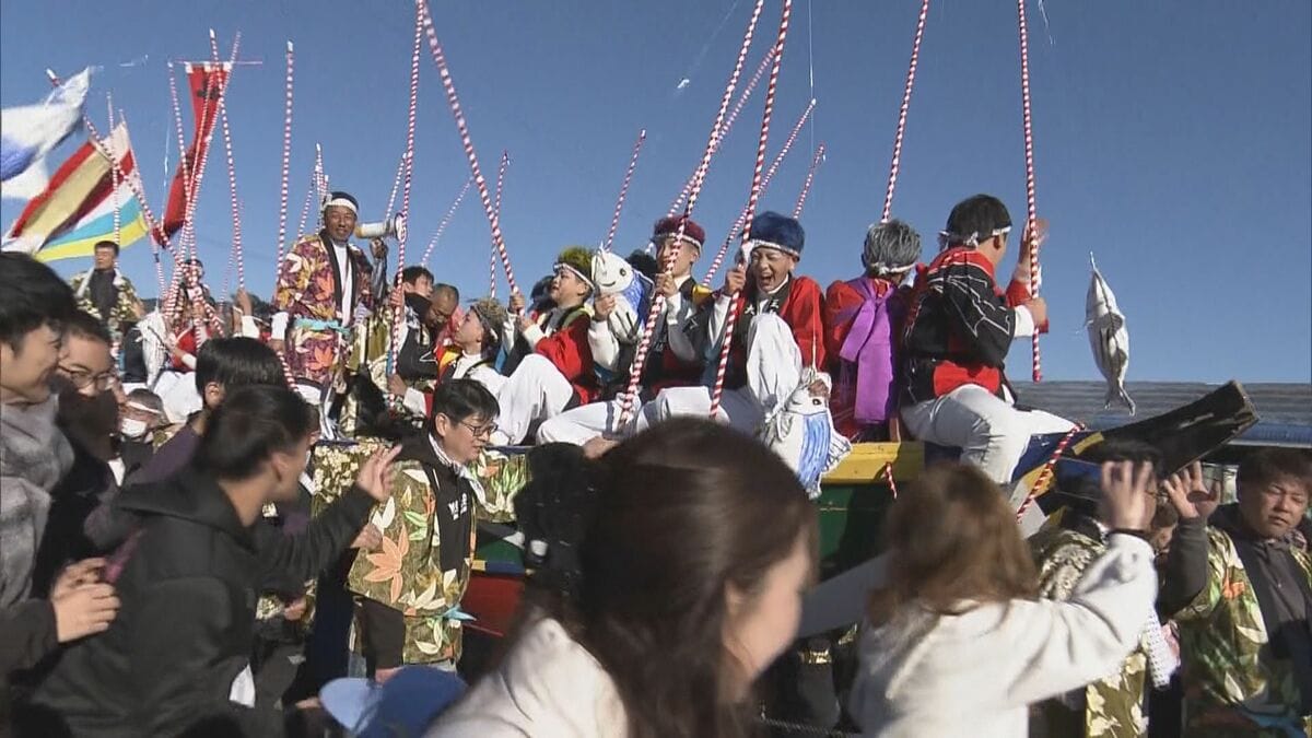 豊漁を祈願する“船だんじり” 漁船をかたどった山車の上でカツオの一本釣りを真似て… 三重･紀北町