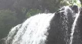 天然のミストシャワー!岩肌を打ちつけて舞い上がる水しぶき…信州・高山村「雷滝(かみなりだき)」絶景は雷滝の裏側からも…「裏見(うらみ)の滝」圧倒的な迫力!厳しい暑さを忘れさせてくれる滝 | SBC NEWS | 長野のニュース | SBC信越放送