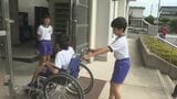 「スピードが出るので難しかった」小学生が車いすを体験 坂道の下り方や段差の登り方学ぶ | 山口のニュース・天気・防災|tys NEWS|tysテレビ山口