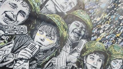 田んぼの傍らに 水防倉庫のトタン板に… 小さな岐阜の町にバンクシー現