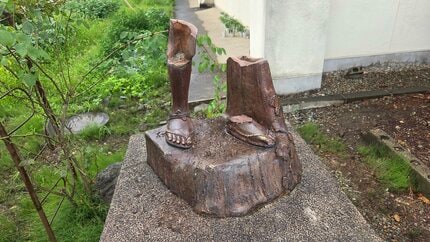 小学校の二宮金次郎像が地震で破断 像は撤去 再建か、台座も
