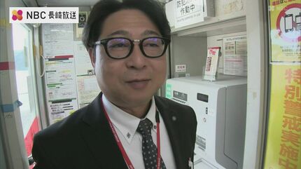 電話しながらATM操作の女性に声かけ 郵便局長がニセ電話詐欺を防止