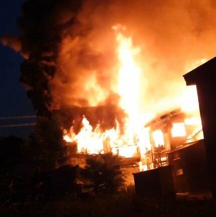 続報】未明に立つ火柱 住宅や店舗8棟が全焼する火事 未だ鎮火
