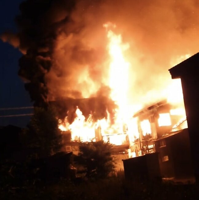 【続報】未明に立つ火柱　住宅や店舗8棟が全焼する火事　未だ鎮火に至らず（山形・尾花沢市）|TBS NEWS DIG