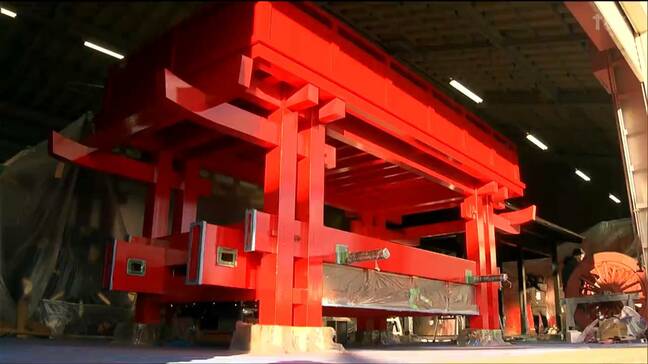 30年ぶりの新作・山鉾の作業公開される 白木から鮮やかな朱色へ"十数回の塗装とやすり掛け”で光沢ある仕上がりに 仙台・青葉まつり|TBS NEWS DIG