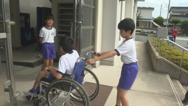 「スピードが出るので難しかった」小学生が車いすを体験　坂道の下り方や段差の登り方学ぶ|TBS NEWS DIG