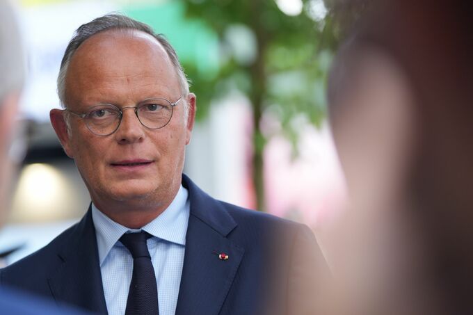 フランス、政治的打開見られず－マクロン氏早期辞任を側近が提言