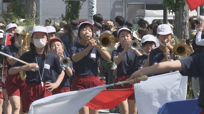 恒例の小学生鼓笛パレード　青空の下、約2700人が元気な音色響かせる　福島　|　福島のニュース│TUF