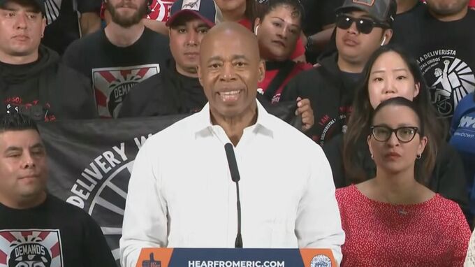 「フードアプリ配達員」に“最低賃金”設定、時給17.96ドルに　全米で初めてNY市が　2025年にはさらに引き上げも|TBS NEWS DIG