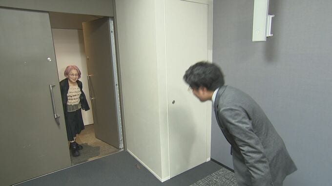 挨拶する朝倉かすみさんと堀内大輝キャスター
