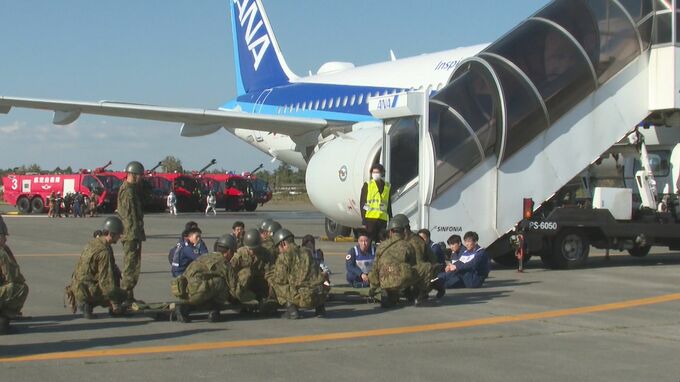 【訓練】航空機がオーバーランし火災発生した想定　警察や消防など100団体280人が参加し連携を確認「最小限に被害を食い止めたい」北海道・新千歳空港|TBS NEWS DIG