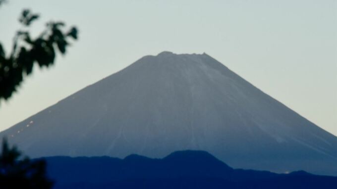 富士山で初冠雪　1894年からの観測史上最も遅く|TBS NEWS DIG
