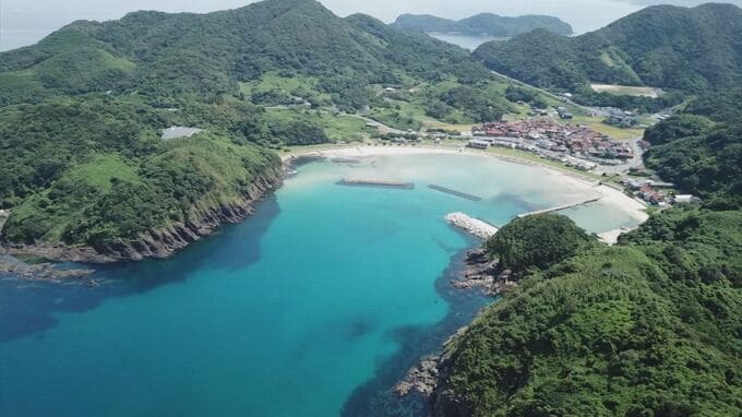 知る人ぞ知る”青”の絶景スポット「小波ブルー」　山陰の日本海になぜ誕生？真っ白な「シェルビーチ」の秘密|TBS NEWS DIG