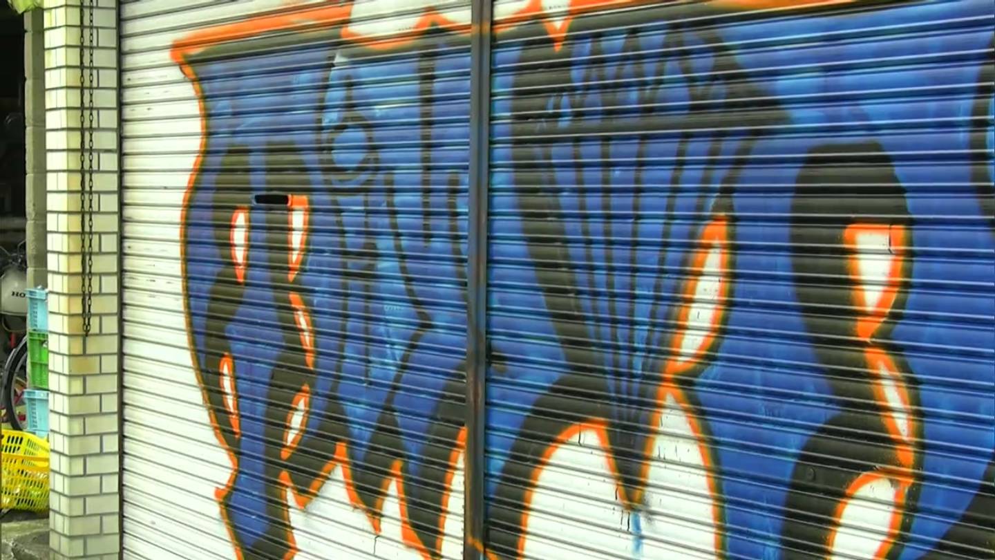 全く身に覚えがない 空き家のシャッターにスプレーで落書きをした容疑で40歳の彫り師の男を逮捕 ほかにも周辺には同様の被害が12件 岡山 津山市 Tbs News Dig 1ページ