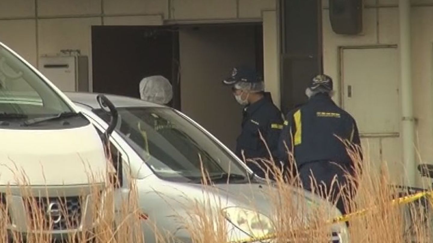 首には絞められたような痕　アパ―トの部屋で男性（77）が死亡　事件に巻き込まれたか