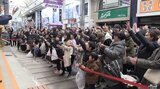 餅や菓子類など1800個まいて買い物客らに振る舞う 去年7月オープンの複合商業施設が初の初売り 食品の売れ行きも好調 盛岡市|TBS NEWS DIG
