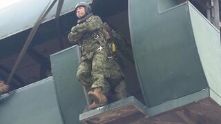 小泉大臣も跳んだ！ 陸自の新年恒例「降下訓練始め」 過去最多の14か国が参加| TBS CROSS DIG with Bloomberg