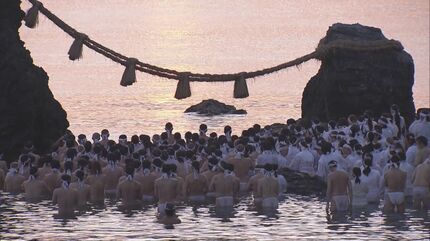 夫婦岩」の間から昇る美しい朝日 神秘的な日の出に思わず感動…二見興玉