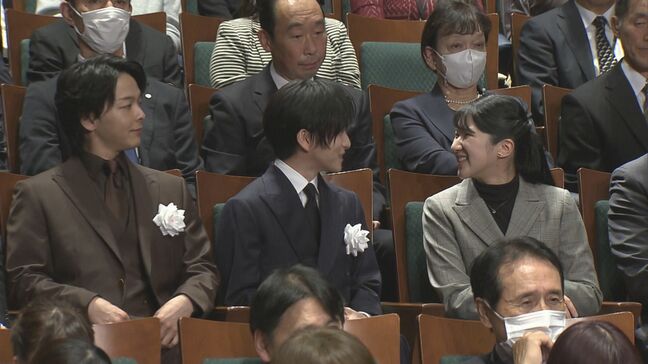 愛子さま　ぺリリュー島の映画鑑賞　祖父母の上皇ご夫妻が「戦後70年」に慰霊した地…俳優・板垣李光人さんらの隣席で|TBS NEWS DIG