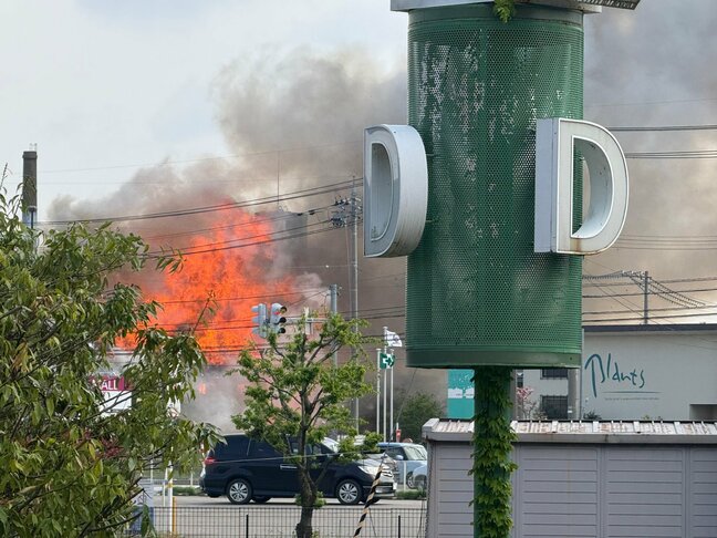 「納屋の屋根から黒煙と炎が見える」市街地で建物火災　消火活動中　富山・砺波市|TBS NEWS DIG