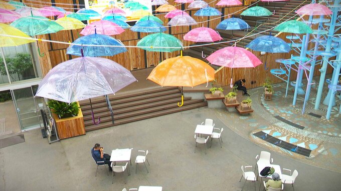 「カラフルで素敵―」約100本・色とりどりの傘が空を鮮やかに埋め尽くす「アンブレラスカイ」　6月1日～7月7日まで　|　青森のニュース│ATV NEWS│青森テレビ