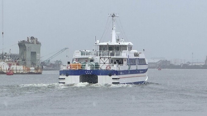 【速報】23日ぶりに…荒天で欠航続いていた定期船　物資や年賀状など積み込み臨時便が出航　3週間ぶりに島が物資が届くことに　|　山形のニュース│TUYテレビユー山形