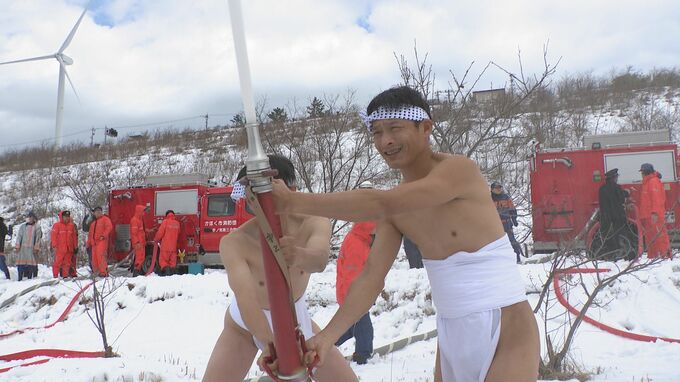 消防団の出初式 カラー放水で地元の人たちに火消しの心意気魅せる 石川・内灘町|TBS NEWS DIG
