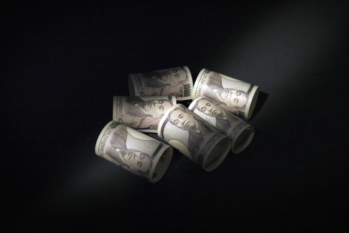 円は対ドルで142円前半、米金利低下が支え－米大統領選討論会を注視